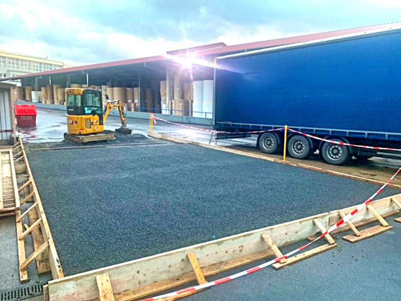 Schutz einer frisch asphaltierten Fläche durch Lastverteilungsplatten von Securatek