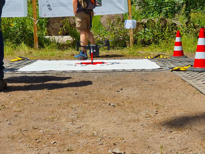 Securatek zeigt wie es geht - s:tek 48 · Hochleistungs-Bodenschutzplatte als Gehweg für eine Veranstaltung in einem Waldgebiet