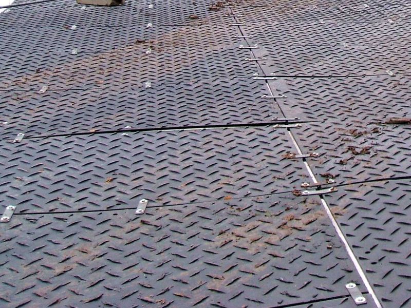 Mobile Baustraße zum Schutz des Rasen auf einem Sportplatz