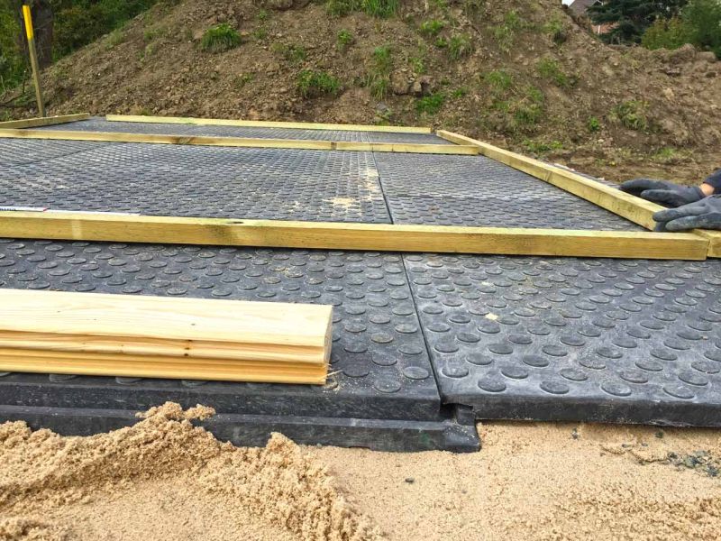 Bodenmatten statt Holzboden als isolierender Fußboden für ein Gartenhaus