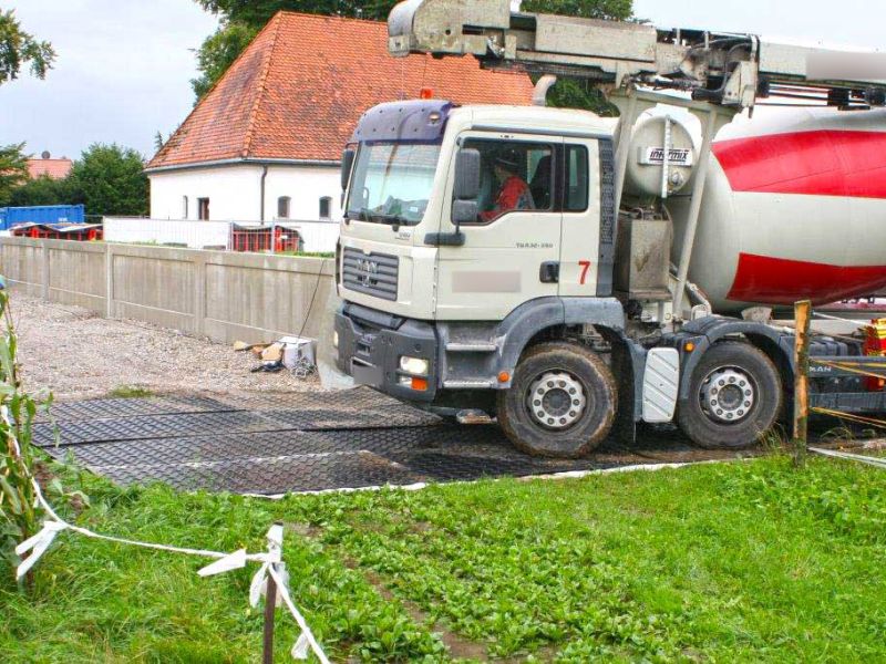 Mobile Baustraße zum Schutz eines Rasen für einen Betonmischer und Betonpumpe