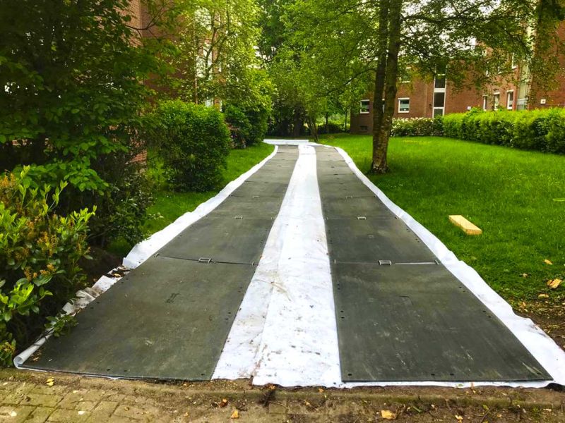 Fahrstrasse als Rasenschutz und Lastverteilung zur Baustelleneinrichtung Gebäudesanierung