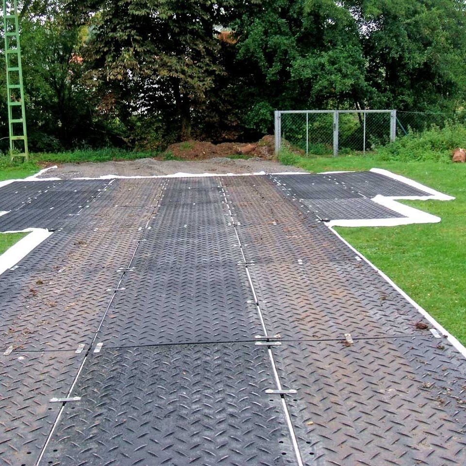 Kunststoff Verbinder zum verbinden und koppeln von Fahrplatten bzw. Bodenschutzplatten als Fahrspur, Fahrstrasse, Baustrasse auf festen, harten Böden.