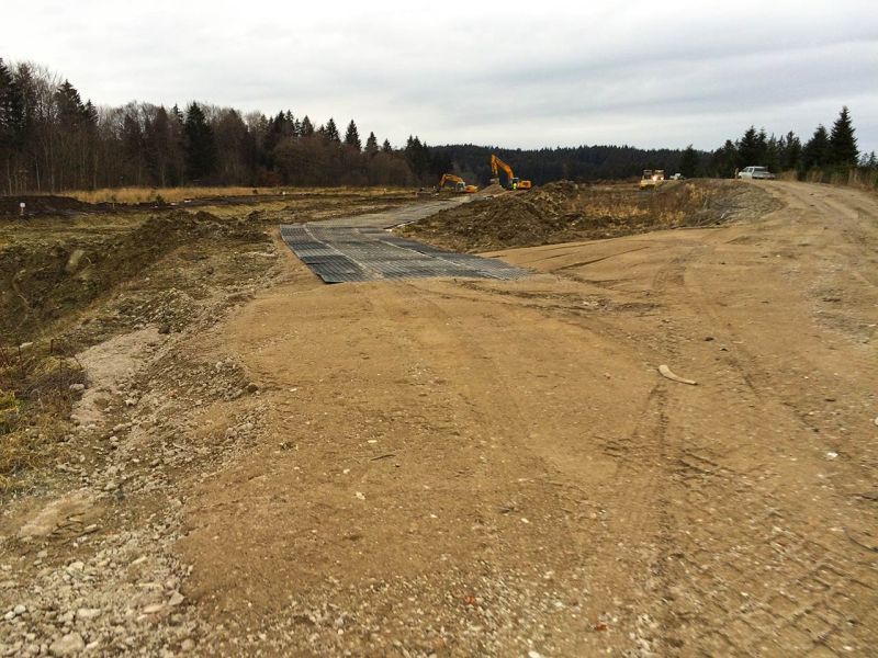Mobile Baustrasse als Zufahrtslösung für LKW und Bagger im Straßenbau und Verkehrswegebau