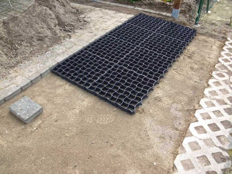 Verlegung des Bodengitter BG50 zur Herstellung eines begrünten PKW Stellplatz