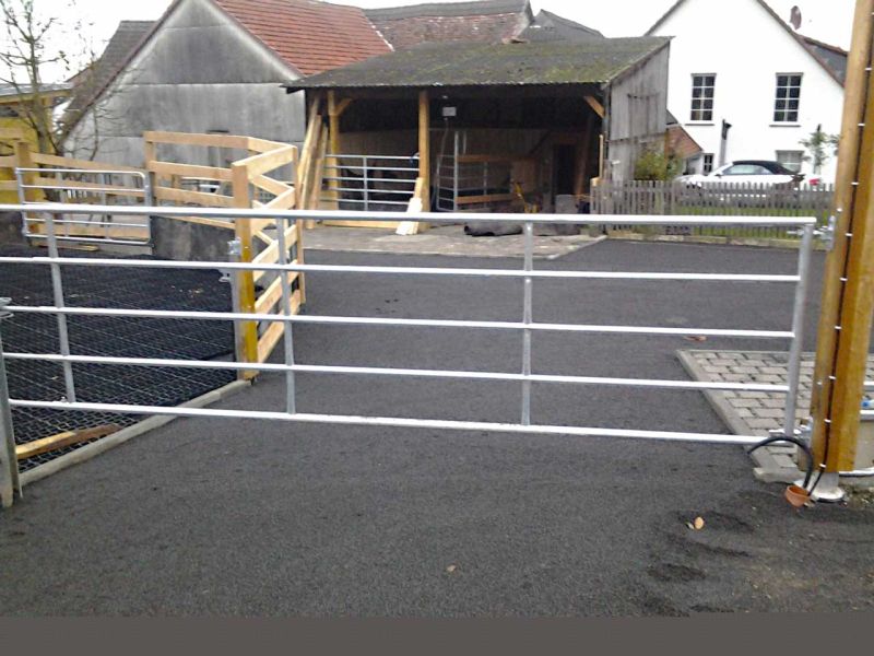 Bodengitter BG50 zur trittfesten Bodenbefestigung eines Roundpen / Führanlage