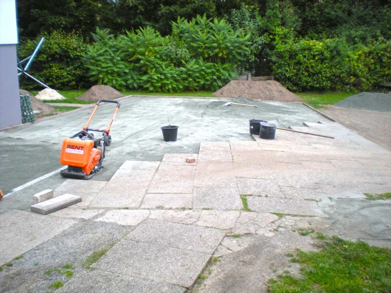 Neugestaltung eines begrünten Mieterparkplatz mit dem Bodengitter BG50