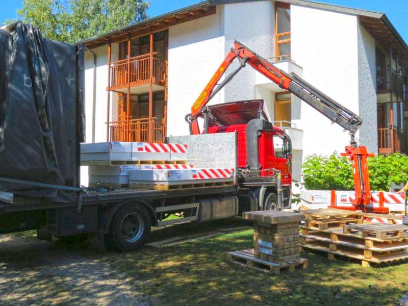 Fahrstraße und Arbeitsfläche zur Renovierung eines Gebäudes