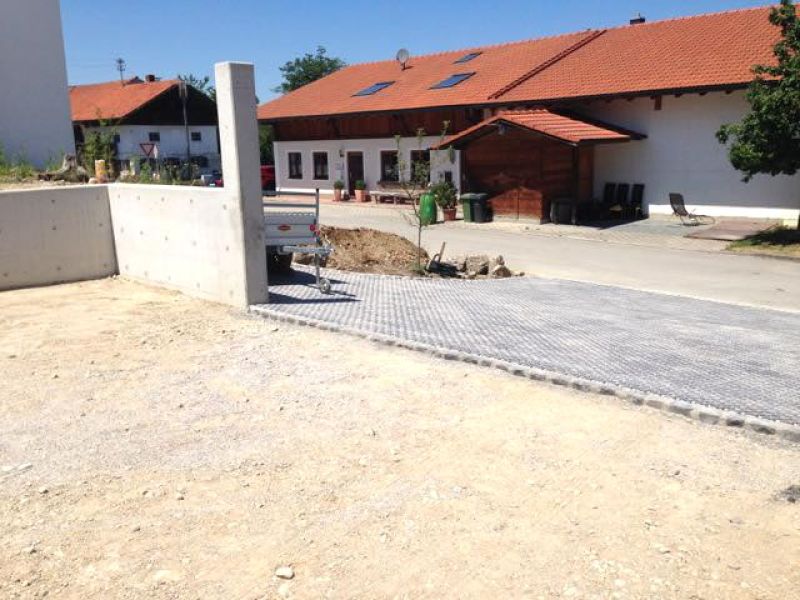 Verlegung des Ankergitter AG60 zur ökologischen und versiegelungsfreien Pflasterung einer Hofeinfahrt