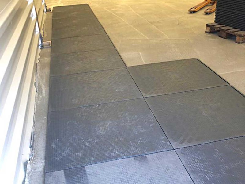 Rutschfester Zeltboden aus einfach verlegten FastFlorr Bodenschutzmatten