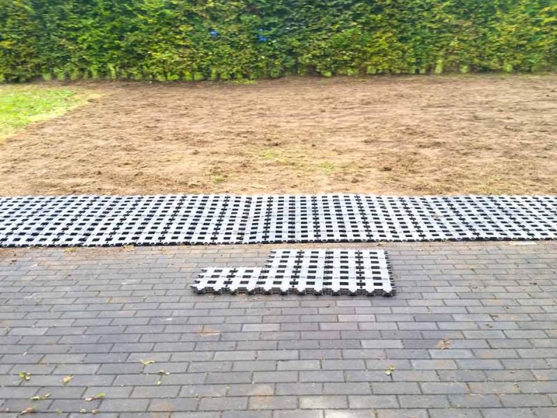 Parkplatzrasen mit dem Rasengitterstein RGS35 aus Kunststoff statt Schotterrasen