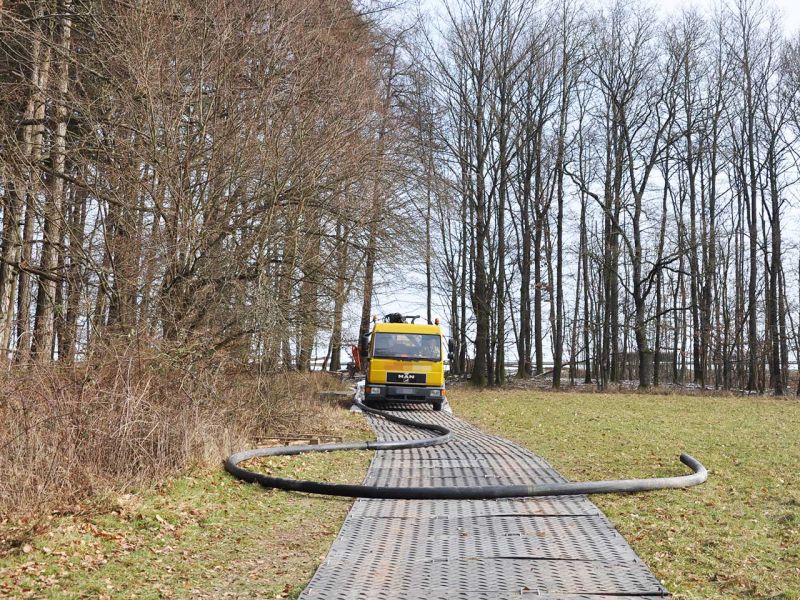 Mobile Baustraße Telekom-Baustelle Esselbach im Steigerwald mit der s:tek 48 Bodenschutzplatte