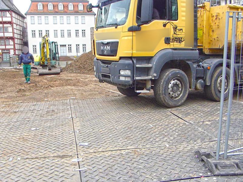 Mobile Baustraße als Pflasterschutz in der Fußgängerzone in Gießen