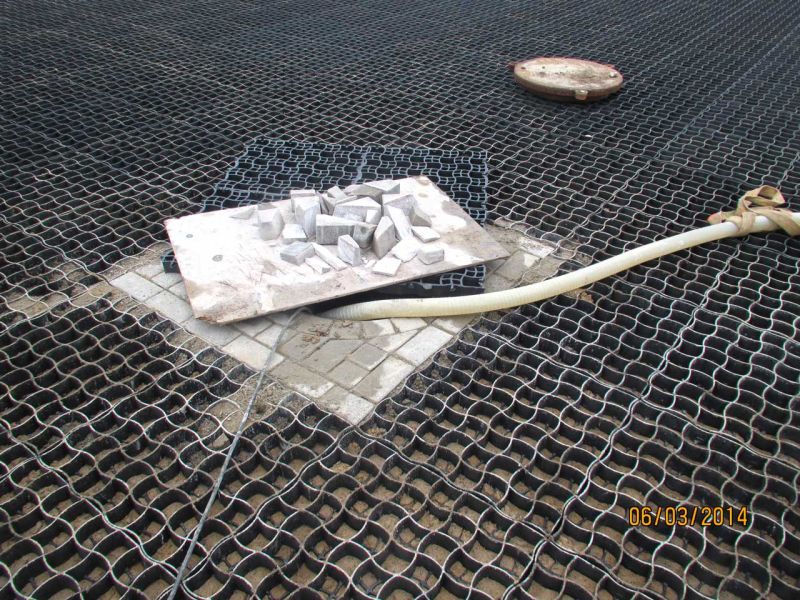 Verlegung des Bodengitter BG50 aus Kunststoff zur Bodenstabilisierung für ein Trogbauwerk