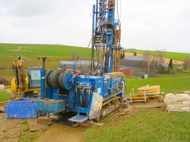 Fahrstrasse für geologische Bohrungen im Gelände mit Bodenschutzplatten