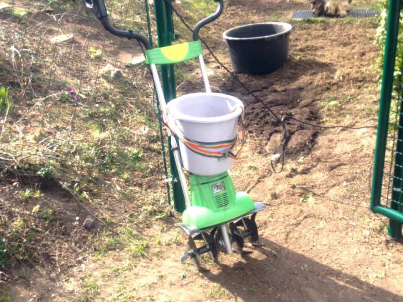 Rasennetz RN640 als Wühlschutz / Buddelschutz für die Haustierhaltung im Garten