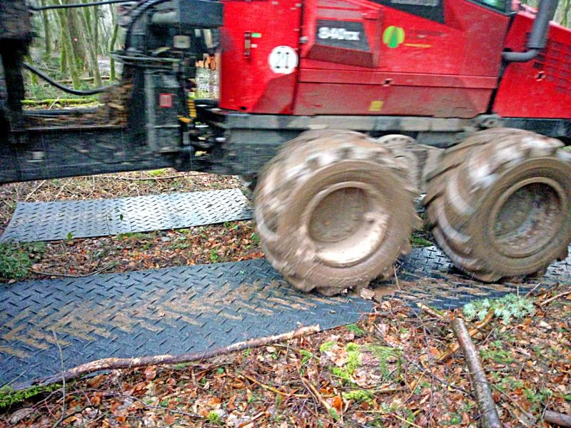 s:tek Hochleistungs - Bodenschutzplatten zur bodenschonenden Holzernte in der Waldarbeit und Forstwirtschaft bzw. Waldtechnik und Fortsttechnik