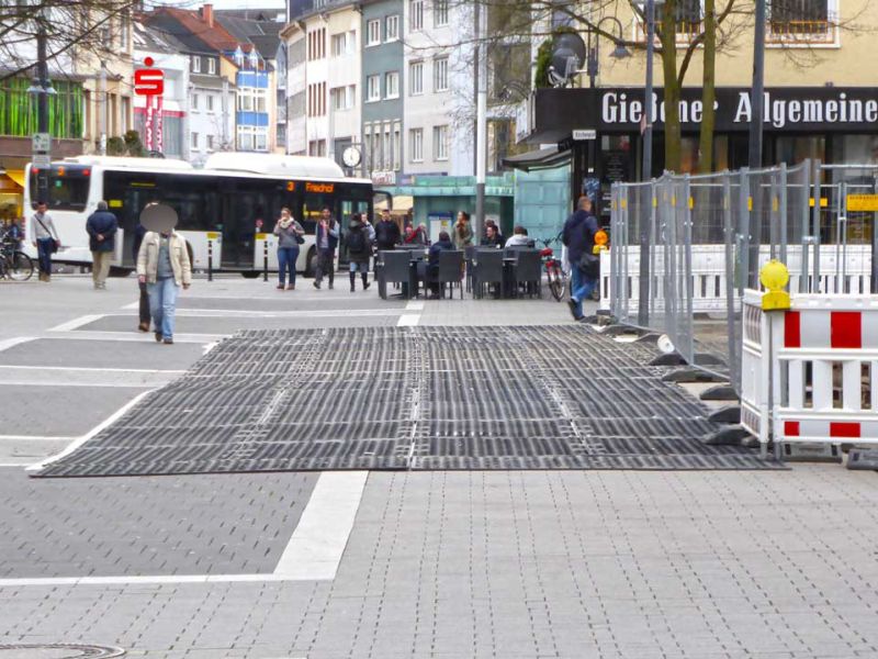 Mobile Baustraße als Pflasterschutz in der Fußgängerzone in Gießen