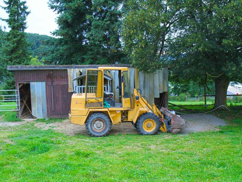 Befestigung des Bodens rund um den Futterplatz für Pferde mit dem Bodengitter BG50