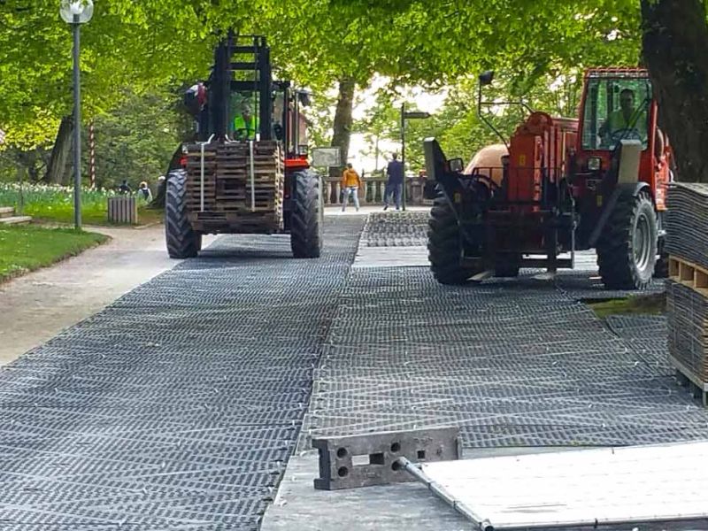 Fahrplatten zum Schutz des Rasen im Schlosspark Heidelberg für ein Event