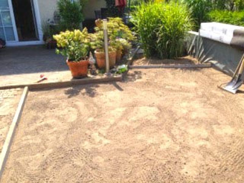 Verlegen der Kieswaben KW50 für eine neu angelegte Kies-Terrasse im Garten