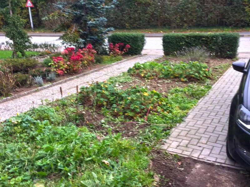 Umwandlung einer Pflanzfläche zu einem PKW Stellplatz aus Rasengittersteinen