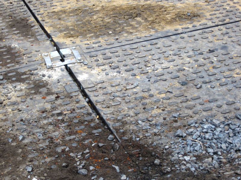 Verbundenes Plattenelement auf einer Dachfläche mit fixierter Stoßkante zur Stabilisierung der Arbeitszone