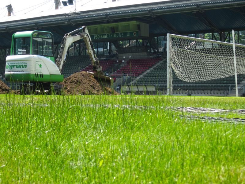 Fahrplatten zur Kampfmittelbeseitigung im Stadion in Köln