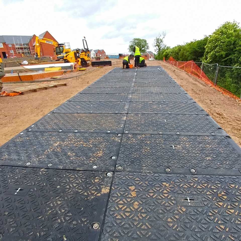 MaxiTrack · 1800 x 900 mm · 40 kg leicht · bis zu 130 t belastbar · Overlapping-Verbund-System · Beidseitig Profiliert · Einsetzbar als Mobile Baustrasse, Fahrstrasse & Plattform