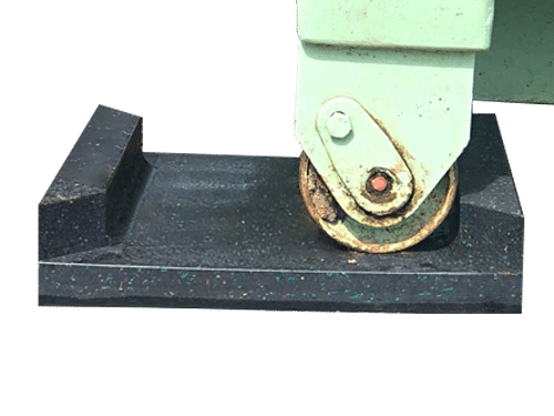 Rolle eines Containers auf eine Kunststoffplatte