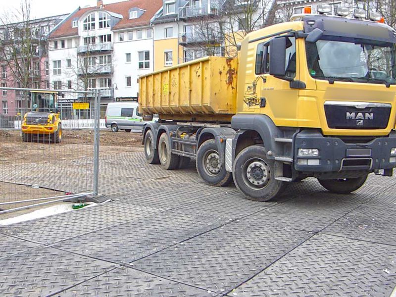 Mobile Baustraße als Pflasterschutz in der Fußgängerzone in Gießen