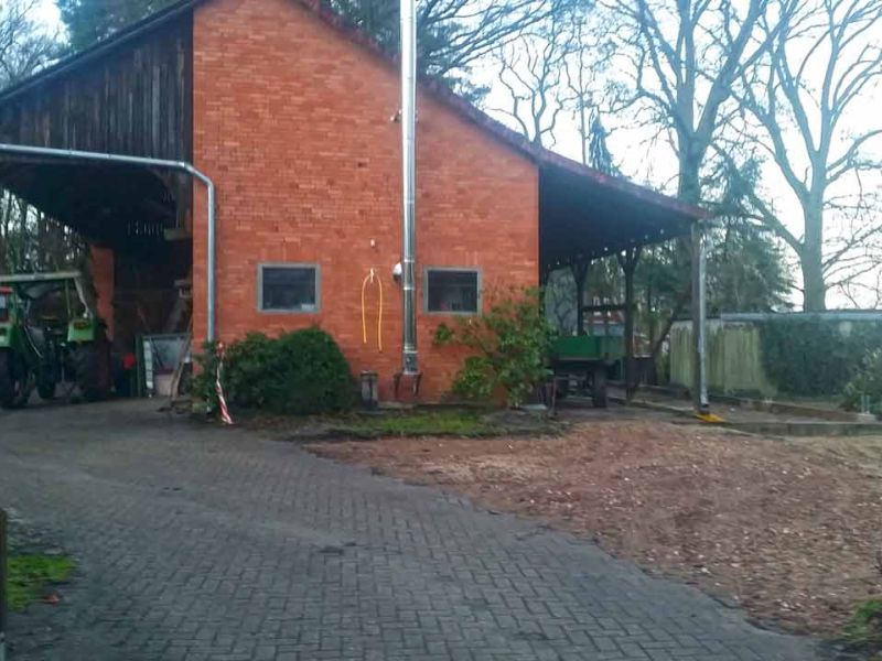 Bodengitter zur begrünten Hoferweiterung einer Traktor befahrbaren RasenflächeBodengitter zur begrünten Hoferweiterung einer Traktor befahrbaren Rasenfläche