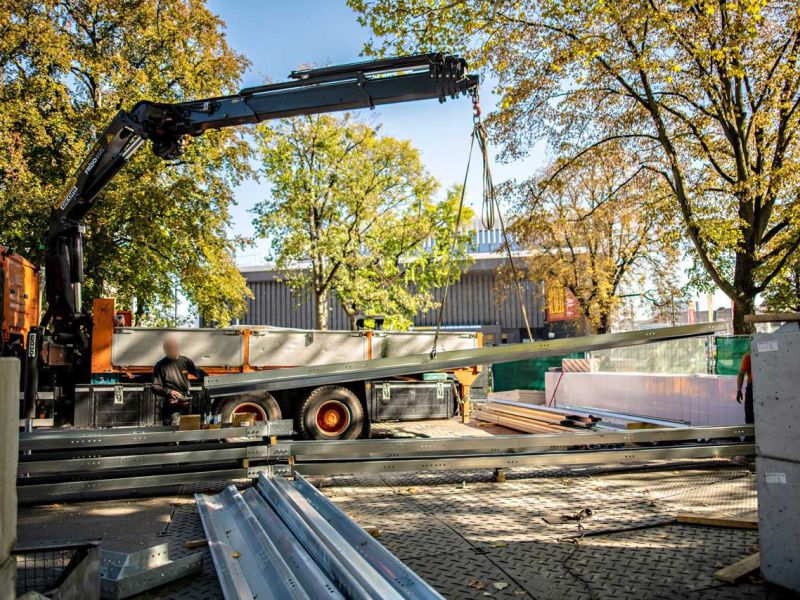 Lastverteilende Bodenschutzplatten als tragfähiger Unterboden zur Errichtung einer temporär genutzten Stahlhalle als Eventzelt