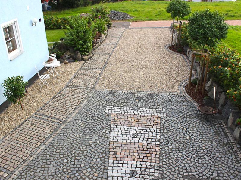 Kiestabilisierung eines neu angelegten Hof und Einfahrt mit dem Kiesgitter KG30