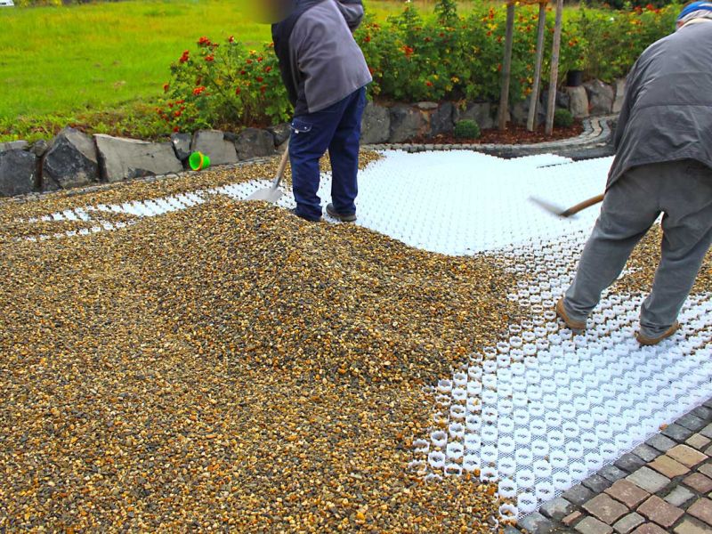 Kiestabilisierung eines neu angelegten Hof und Einfahrt mit dem Kiesgitter KG30