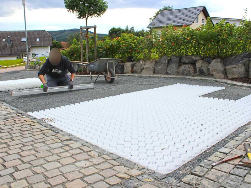 Kiestabilisierung eines neu angelegten Hof und Einfahrt mit dem Kiesgitter KG30