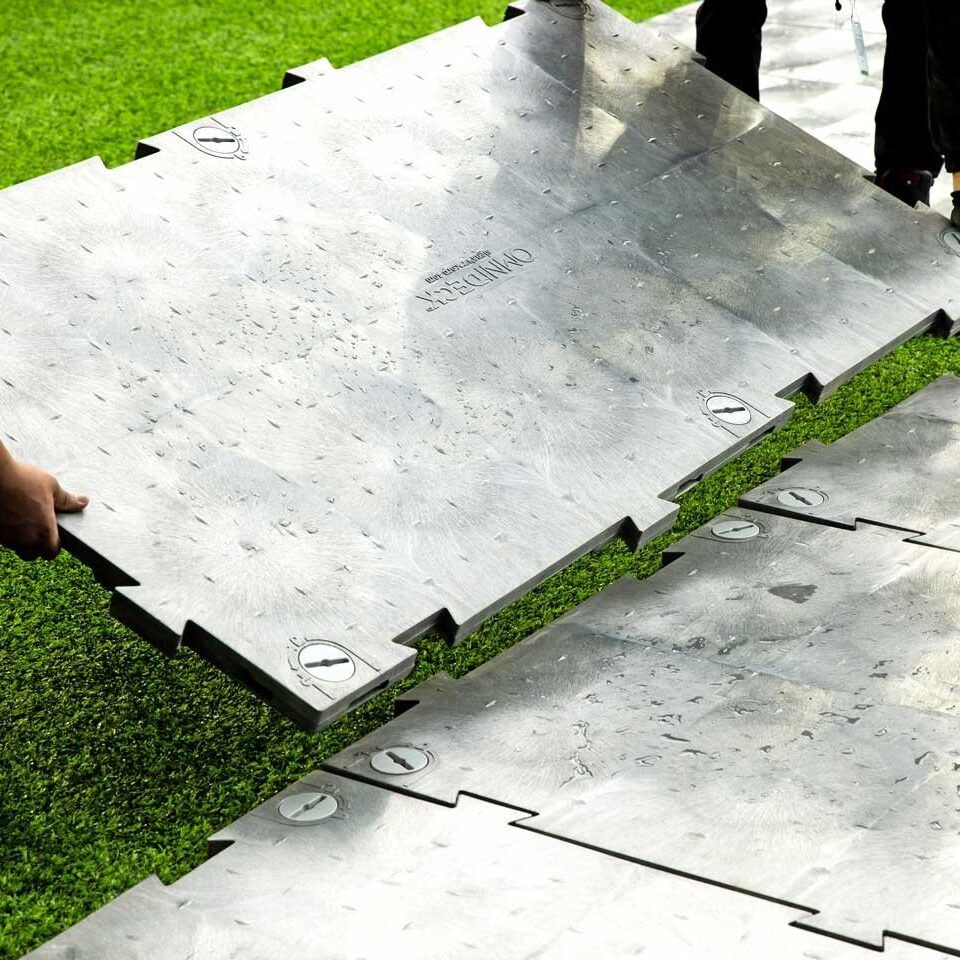 OmniDeck ist ein ultra robustes, schnell zu verlegendes Flächenschutz-System zur vollflächigen Bodenabdeckung für Events, Veranstaltungen und innerstädtischen Baustellen.