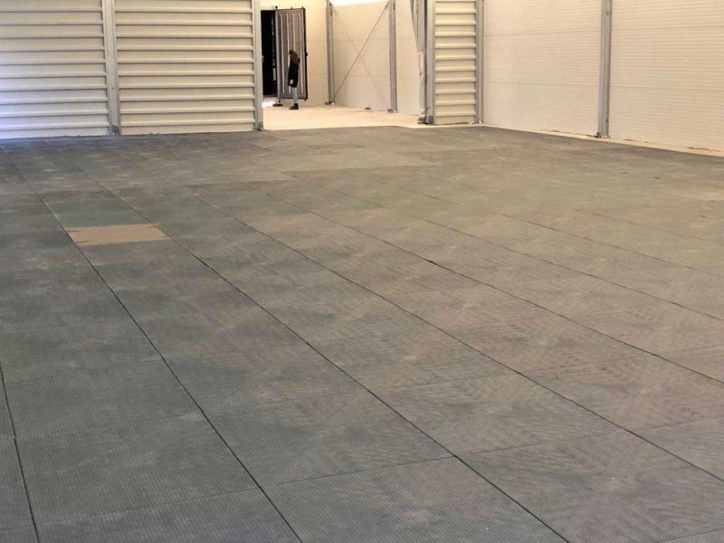Innenansicht eines Veranstaltungzeltes mit verlegten FastFloor-Bodenmatten