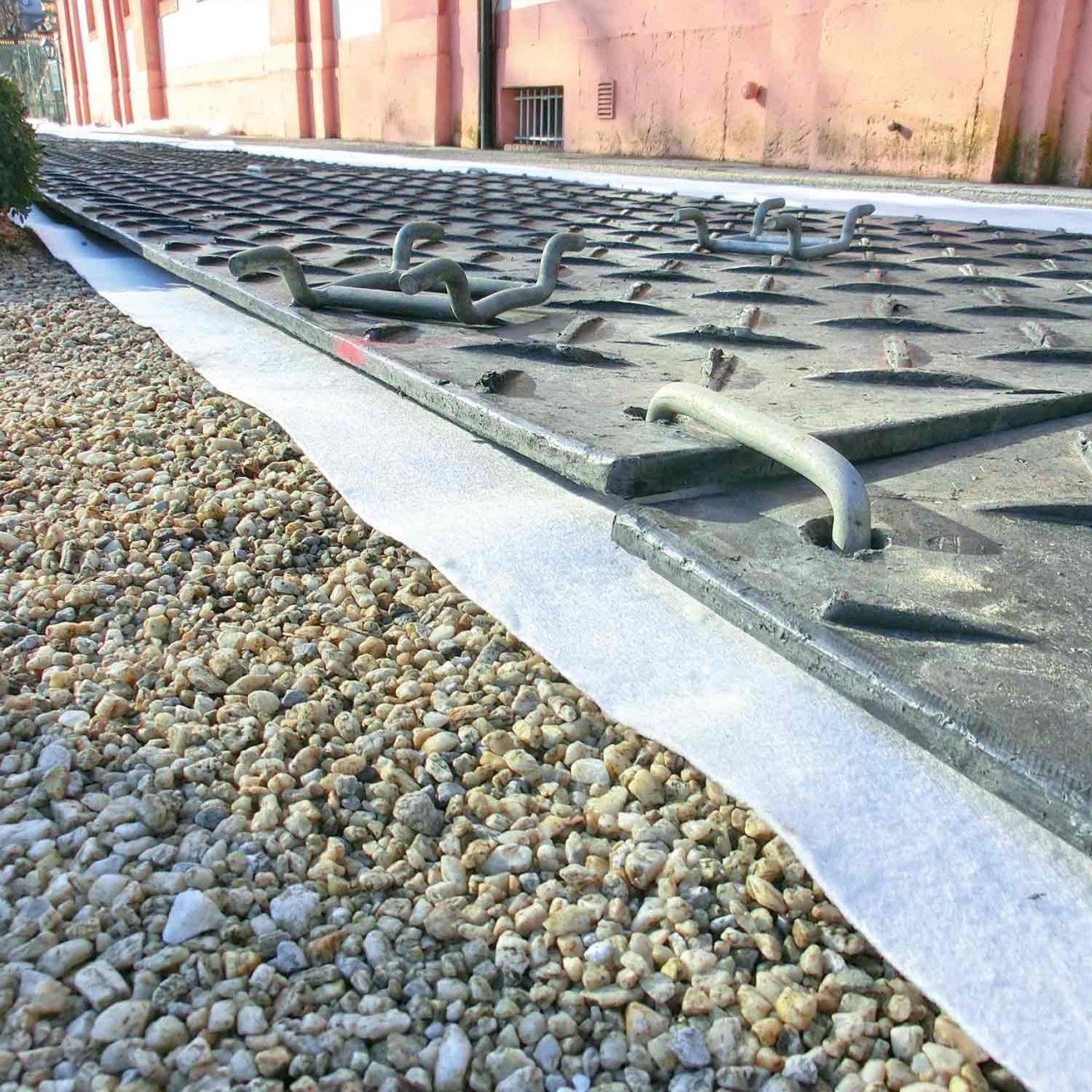 Geotextiler Vliesstoff bzw. Vlies als Rollenware in 3 Größen, 100m², 200m² oder 250 m². Geokunststoff aus PP mit 25 jähriger Lebensdauer in Profi-Qualität.