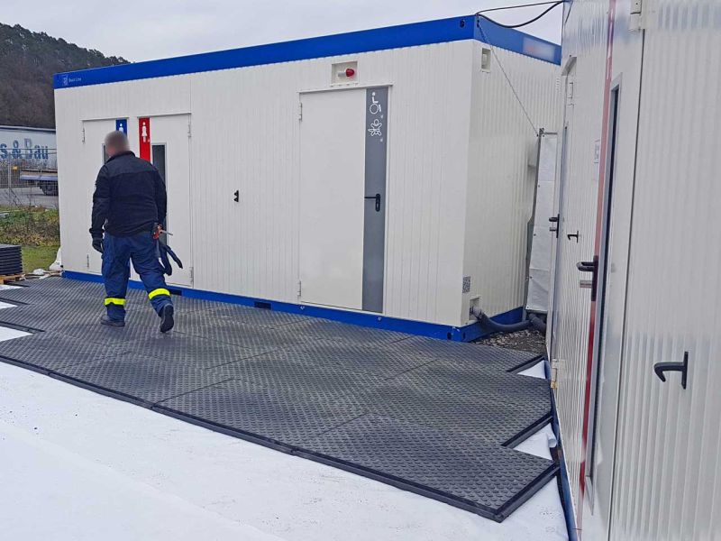 Hier sieht man schön die Verlegung im Halbverand bzw. ⅓ Verband für mehr Stabilität, ähnlich wie bei der Verlegung von Straßenpflaster bzw. Pflastersteinen.