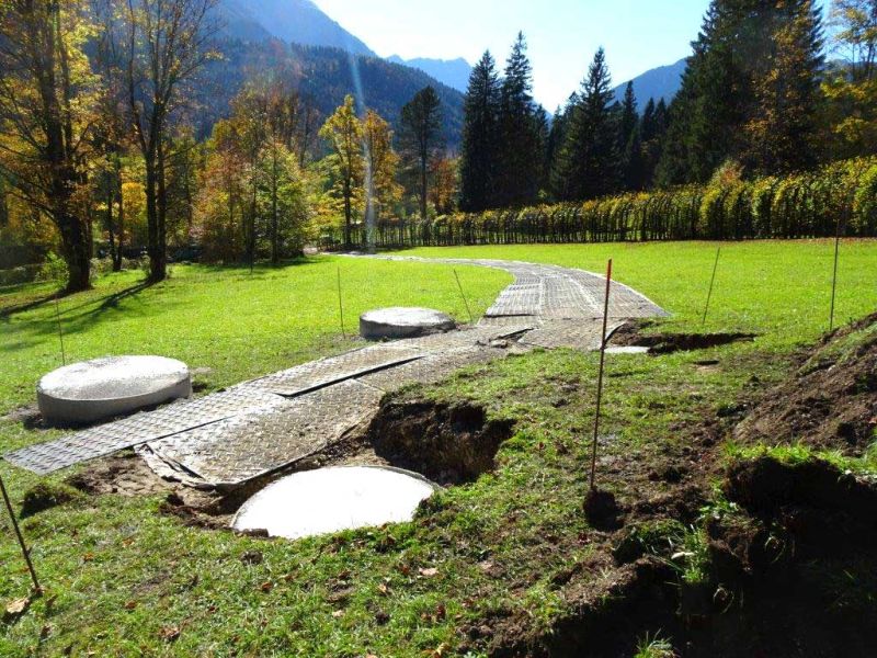 Mobile Baustrasse als temporäre Zuwegung zur Sanierung der Freianlagen im Park zum Schloss Linderhof