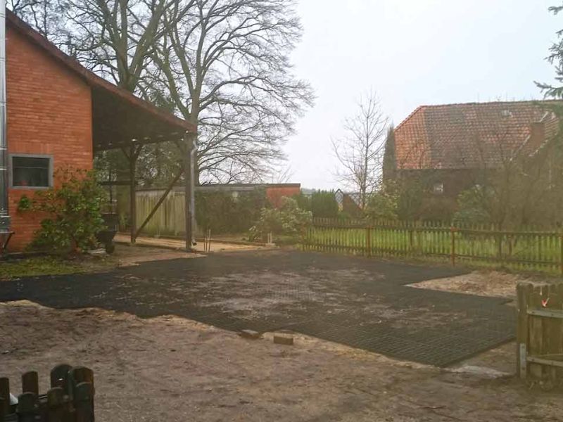 Bodengitter zur begrünten Hoferweiterung einer Traktor befahrbaren Rasenfläche