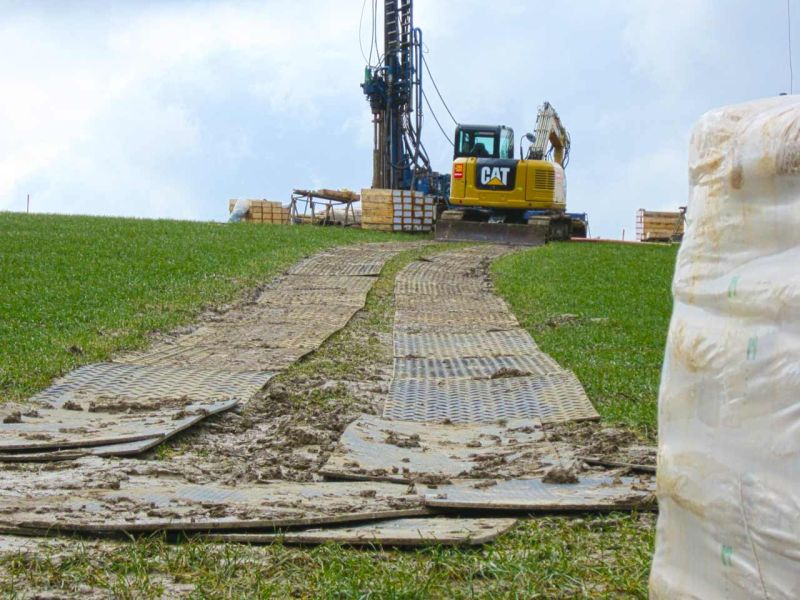 Fahrstrasse für geologische Bohrungen im Gelände mit Bodenschutzplatten