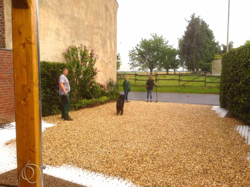 Kiesstabilisierung eines Hof und Einfahrt mit dem Kiesgitter KG30