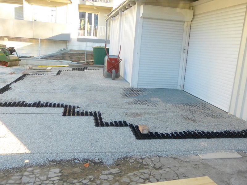 Parkplatz begradigen – ein Projektbeispiel für eine gelungene Gestaltung mit der Kiesmatte KM30