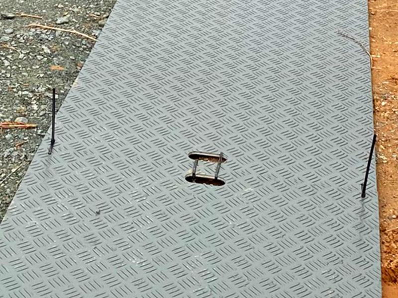 Einzelne Kunststoffplatte als tragfähiger, rutschfester Weg über losem Boden.