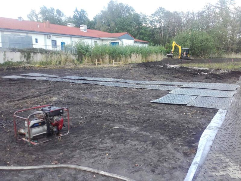 Mobile Fahrstrasse und Fahrplatten als temporäre Zufahrtslösung für den Neubau eines Supermarkt in Berlin