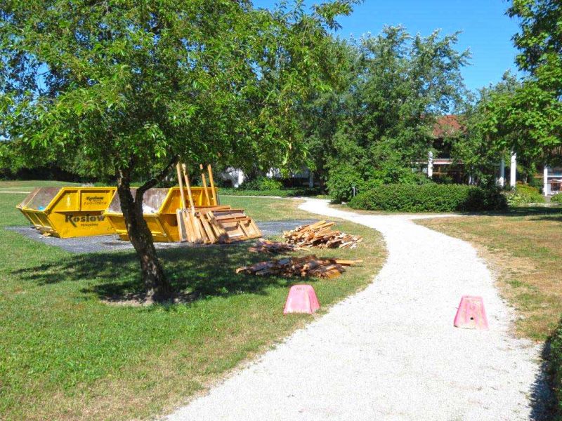 Fahrstraße und Arbeitsfläche zur Renovierung eines Gebäudes