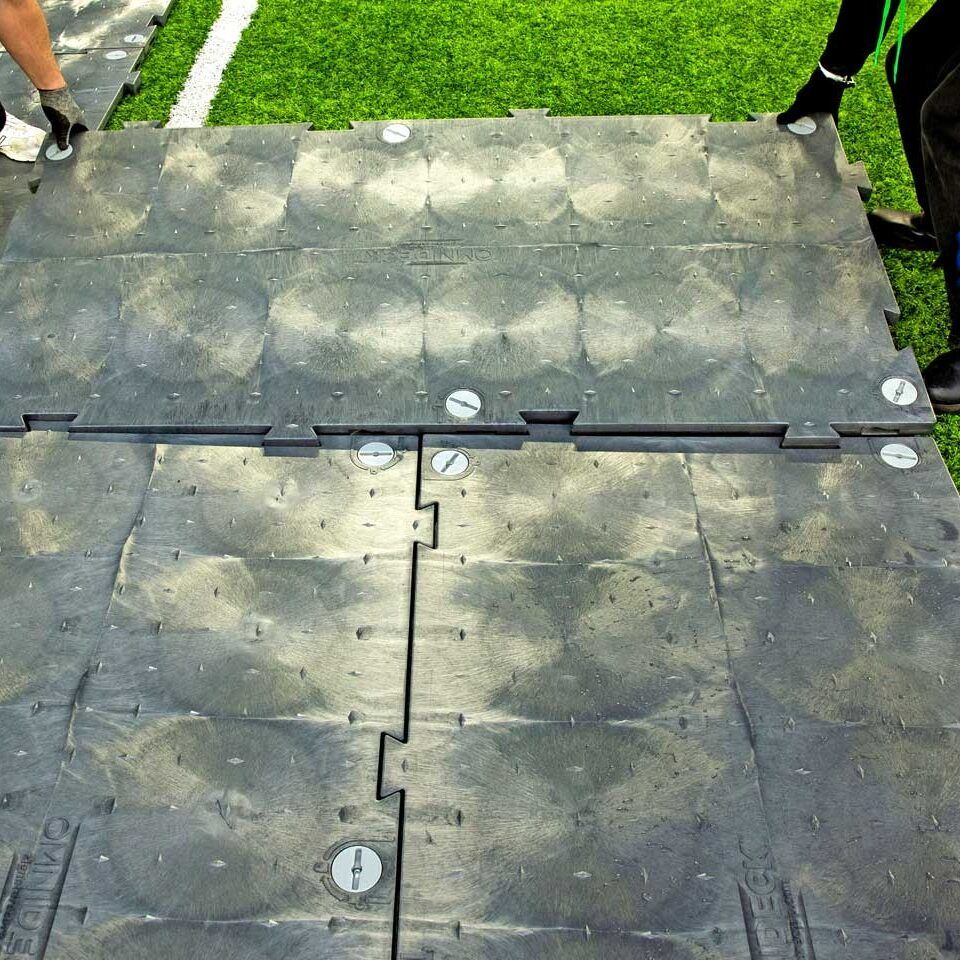 OmniDeck ist ein ultra robustes, schnell zu verlegendes Flächenschutz-System zur vollflächigen Bodenabdeckung für Events, Veranstaltungen und innerstädtischen Baustellen.