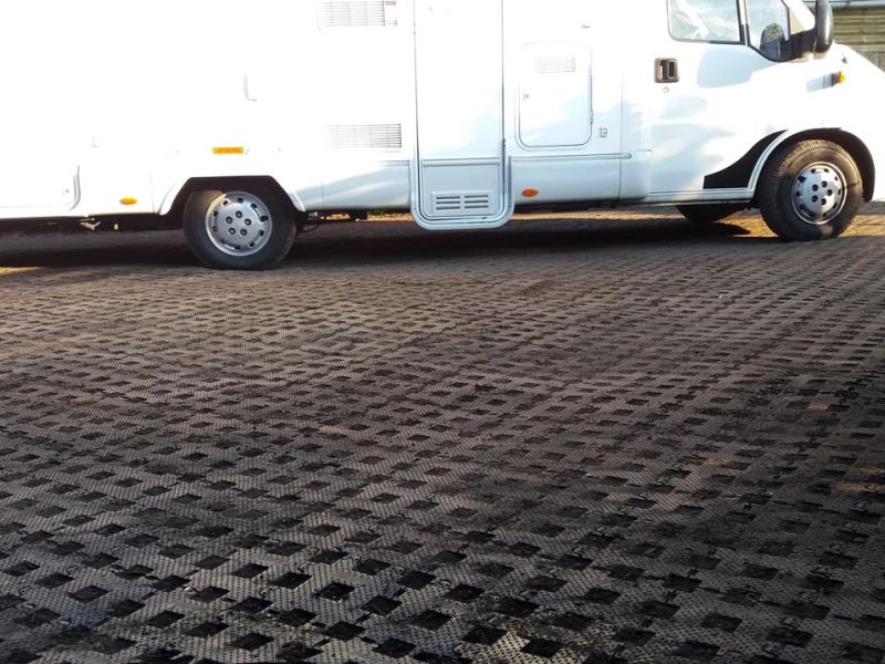 Sie möchten eine schöne & befestigte Rasenfläche als Stellplatz für ihr Wohnmobil? Kein Problem mit dem Rasengitterstein RGS35 aus Kunststoff von securatek!